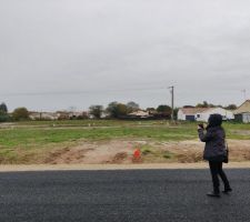 Le lotissement est officiellement fini ! Pour l'instant la route a été recouverte d'un gravier noir.