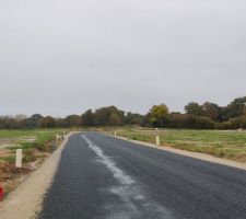 Et la vue vers le bout du lotissement (qui donne sur un chemin agricole avec une petite promenade sympa à travers les champs)