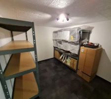 Cellier: étageres de stockage en place