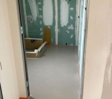 Vue salle de bain depuis ancienne porte entr&eacute;e