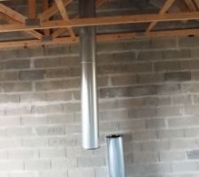 Nous avions demand&eacute; au constructeur de faire passer le conduit au milieu du mur (croix en rouge) pour qu'il puisse chauffer les 2 chambres...
Ils ont fait la r&eacute;servation beaucoup trop &agrave; gauche... et la souche n'est pas vraiment au dessus de leur r&eacute;servation ce qui fait que le conduit n'est pas vertical