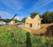 Début du deuxième jour de construction des murs