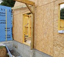 Troisième jour du montage des murs, la structure du porche est en place