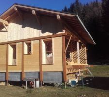 Façade ouest terminé, partie basse avec les tôles repositionnées pour l'hiver