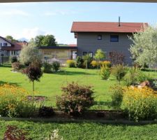 On revient chez nous, vue du jardin en septembre (au fond les nouvelles maisons du lotissement)