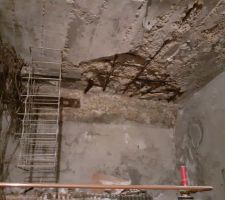 Sinistre découvert lors d'une visite pour prise de cote. Dalle béton au dessus de la cuve, sous l'escalier et porche d'accès extérieur.
Seul endroit de la maison détérioré de cette façon.