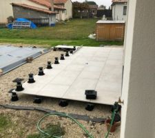 Terrasse carrelage sur plot partie 1/2 terminée