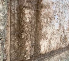 Trou de fondation pose de l'armature 3 semaine après que les fondations ont été creusés