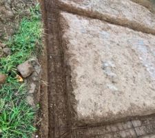 Trou de fondation pose de l'armature 3 semaine apr&egrave;s que les fondations ont &eacute;t&eacute; creus&eacute;s