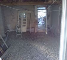 Pose de galets de 20/40 sur g&eacute;otextile avant la pose de l'isolation sous dalle