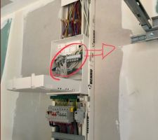 Tableau électrique en cours d?installation 
Câbles réseaux non sortis à l?extérieur comme demandé (pour baie informatique)