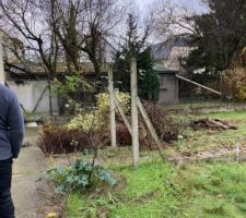 Vue depuis notre futur portail vers la gauche la limite de propriété étant les poteaux et au fond le grillage