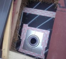 Pose du tuyau de cheminée dans le toit : plaque d'étanchéité inférieure posée, et scotchée