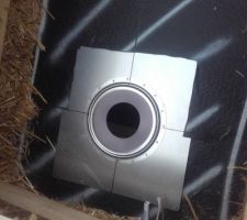 Pose du tuyau de cheminée dans le toit : présentation de la plaque d'étanchéité inférieure