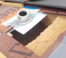 Pose du tuyau de cheminée dans le toit : remplissage avec Laterlite 3/8mm