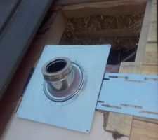 Pose du tuyau de cheminée dans le toit : une plaque de Fermacell posée