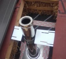 Pose du tuyau de cheminée dans le toit : présentation du tube Therminox droit, et des supports