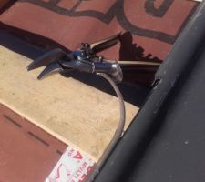 Pose du tuyau de cheminée dans le toit : découpe des dessus d'onde des tôles nervurées, pour recevoir l'abergement Poujoulat