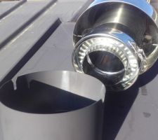 Pose du tuyau de cheminée dans le toit : détail des encoches sur le cône de l'abergement, pour recevoir les ergots du Therminox extérieur