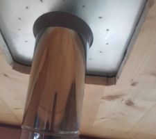 Pose du tuyau de cheminée dans le toit : le rampant depuis dessous, Therminox et la plaque d'étanchéité inférieure