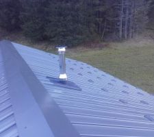 Pose du tuyau de cheminée dans le toit : fini, ça claque !