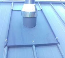 Pose du tuyau de cheminée dans le toit : fixation définitive par tire-fonds de l'abergement Poujoulat