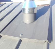 Pose du tuyau de cheminée dans le toit : fixation par tire-fonds de l'abergement Poujoulat