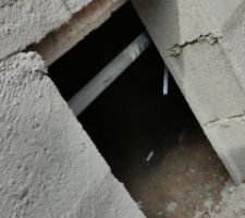 Entrée du vide sanitaire...tuyau d'évacuation de la pompe a chaleur