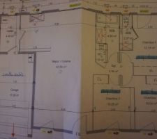 Plan de maison à 3 chambres salle de bain et WC séparés et plus salles d'eau parentale et cellier et garage