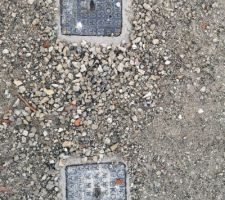 Regards pour le tout à l'égout et les télécoms a mi chemin dans l'allée