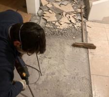 On retire une partie du carrelage existant