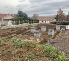02/12 préparation des fondations avec l?arrivé du ferraillage , des moellons et du sable 
A suivre ..