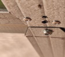 Avantage du rivet pop versus vis autoforeuse