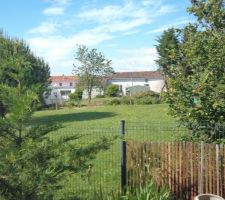 Rappelez vous mon voisin a mis en vente son terrain au printemps dernier un acquéreur qui s'engage puis s edesiste , un autre qui vient promoteur immobilier projet débouté par la mairie (merci) puis vient un troisième acquéreur qui finalement se retire  et de trois ! miracle fin septembre un acquereur lillois se présente  ils signe le compromis , signature définitive ce mois de décembre....un constructeur et un projet possible qui va démarrer en mars 2022  maison piscine  avec présence d'eau a neuf mètres de profondeur