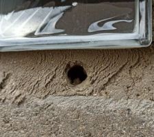 Après 30h, ce "mortier" n'est toujours pas dur... j'ai pu rentrer un doigt sans aucune résistance...