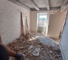 On est dans l'ancienne chambre et là les murs vont être casser