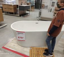 Choix de la baignoire pour la salle de bain de l étage.