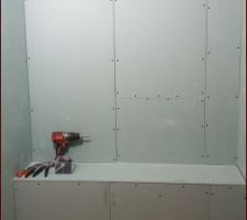 Début du placo dans la salle d'eau de la chambre : création d'un banc de douche.