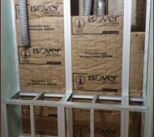 Début du placo dans la salle d'eau de la chambre : création d'un banc de douche.