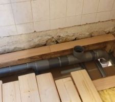 Mise en place des évacuation pour le WC avant réfection du plancher complètement pourri par des infiltrations de l'ancienne douche.