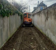 Début préparation chemin d'accès : enlever les terre du sentier