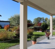 Prolongement de la terrasse couverte vers l'Ouest et son moutonnement inégal d'arbres et arbustes