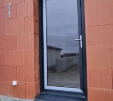 Bas de la porte fenêtre carrelé