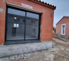 Bas de la baie vitrée carrelé