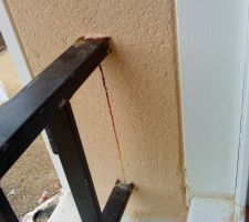 Joli coulure de rouille sur crépi tout neuf