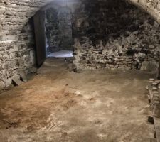 D&eacute;blayage cave ok
Piquage pas encore commenc&eacute;. Le d&eacute;bouchage de l?a&eacute;ration a rendu la cave beaucoup moins humide.