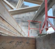 Livraison de la charpente avec bâche de protection