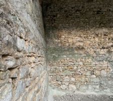 Début du piquage du mur sous le auvent afin de refaire l?enduit à la chaux. Toutes ces parties ont été cimentées il y a quelques décennies