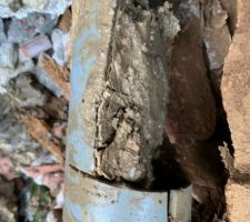 Détail de l?ancien tuyau complètement bouché par les sédiments