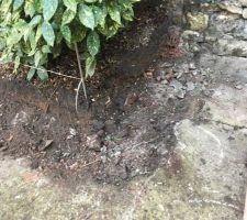 Diminution de la taille de la zone en terre pour être dans l?alignement du mur. Ici détaille du côté gauche de la zone où un petit muret devra être construit pour soutenir la terre. Je me demande si nous ne ferions pas mieux de faire un muret à une hauteur et largeur adéquates pour pouvoir s?y asseoir?